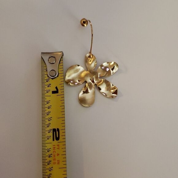 Gold Flower Daisy Earrings - Picture 2 of 2